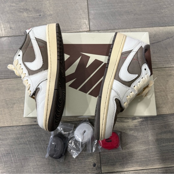 Travis Scott Reverse Mochas - Picture 4 of 5